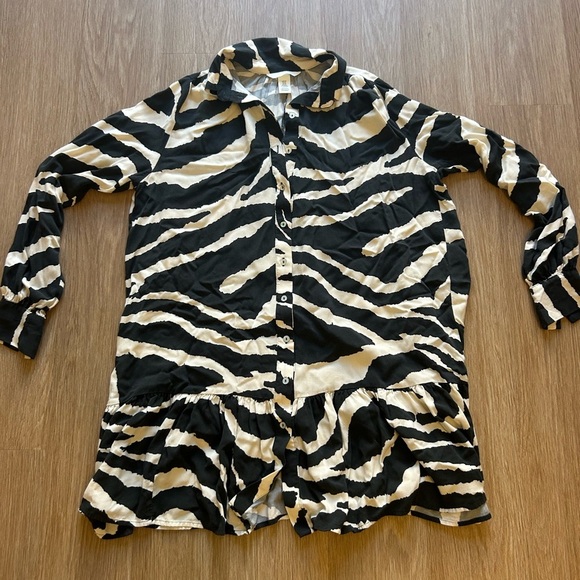 H&M Dresses & Skirts - H&M Black and White Zebra Print Long Sleeve Dress